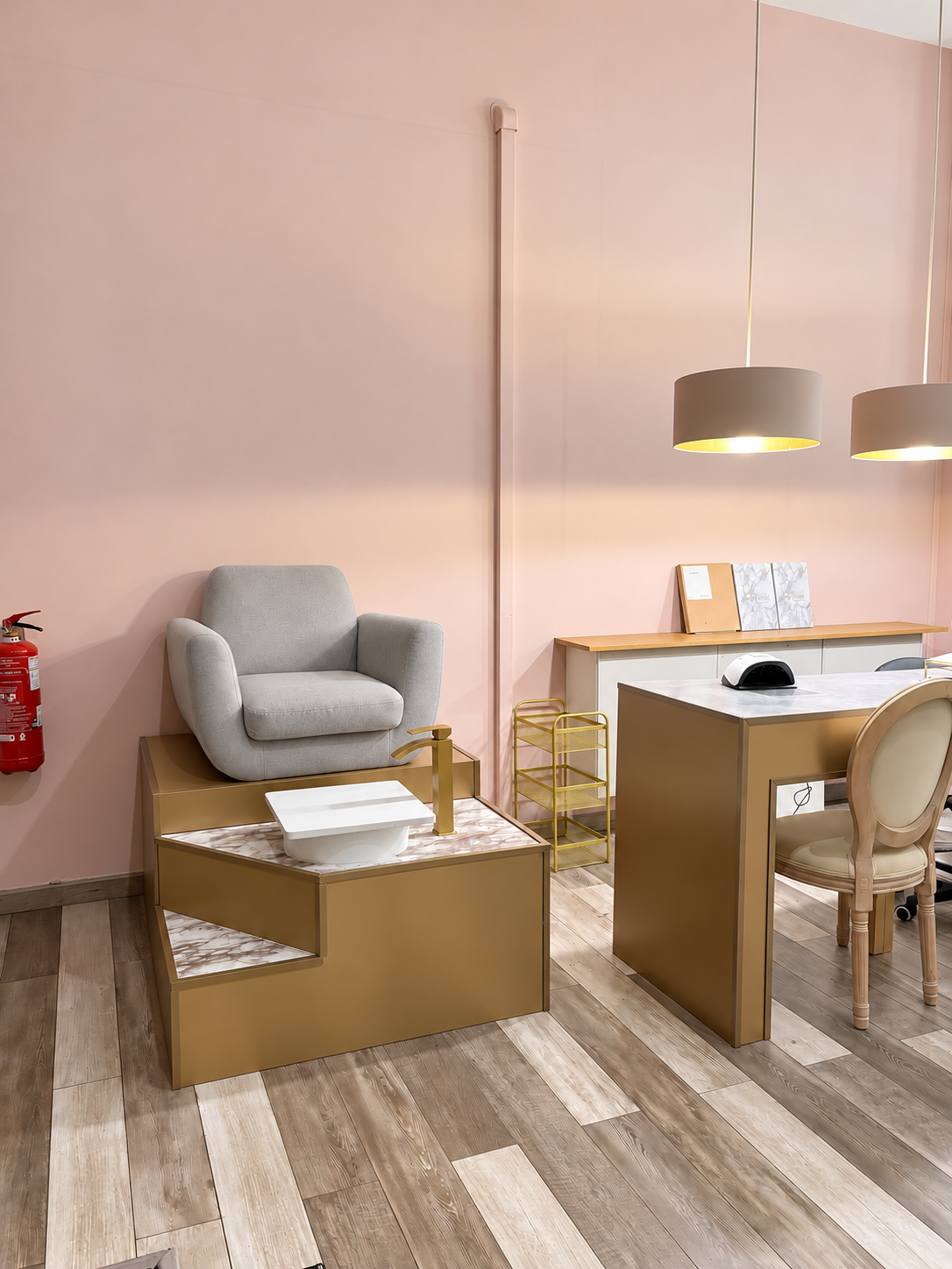 Coin soin des pieds de l’espace onglerie, avec fauteuil et bac